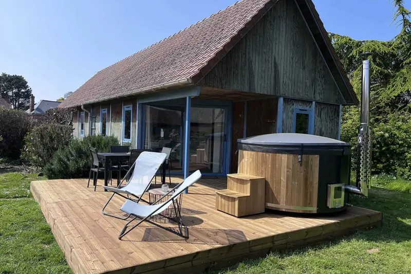 Le bain nordique en bois sur la terrasse