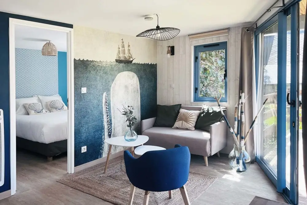 Salon d'un gîte, ouvert sur la chambre